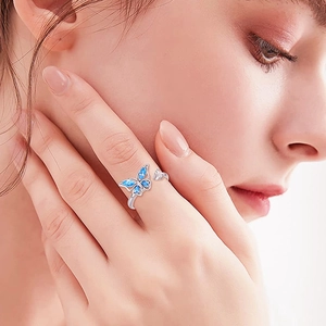 Détail de bague réglable en argent avec un papillon bleu et un accent de zircon brillant
