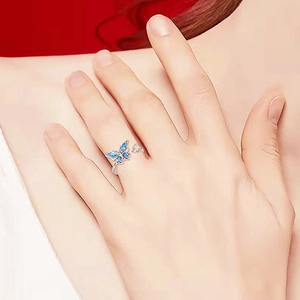 Détail d'une bague papillon ajustable avec ailes en émail bleu et pierre de zircon