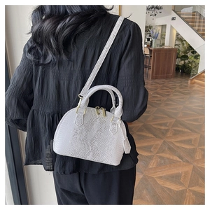 Détails du sac coquille en similicuir serpent blanc avec finitions dorées et fermetures éclair