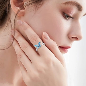 Bague ajustable papillon en argent avec ailes dégradées bleues et petit zircon brillant
