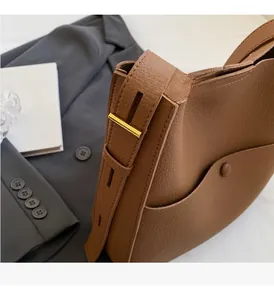 Detail der braunen Hobo-Tasche aus Litschileder mit goldenem Metallschnallen-Verschluss