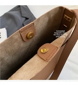 Detail der braunen Leder-Eimertasche mit hochwertigem goldfarbenem Magnetverschluss-Detail