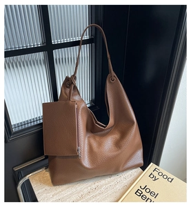 Détail du sac Hobo en cuir marron foncé avec texture grainée et petit porte-monnaie