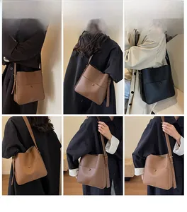 Bucket Bag aus Leder mit Litschimuster in verschiedenen Farben und Tragevarianten