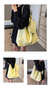 Détail d'un grand sac cabas en cuir grainé jaune clair avec petite pochette zippée