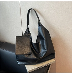 Détail du sac cabas noir grainé avec pochette amovible sur fond minimaliste moderne