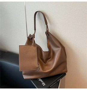 Sac fourre-tout en cuir marron avec pochette assortie et texture grainée détaillée