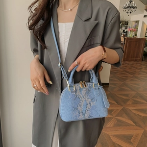 Sac coquillage bleu élégant à motif serpent avec double poignée et ferrures dorées