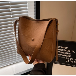 Detailaufnahme der braunen Beuteltasche aus Leder mit verstellbarem breitem Schultergurt