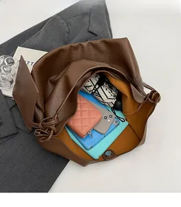 Vue intérieure du grand sac cabas marron montrant l'espace pour tablette et accessoires