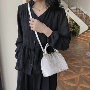 Sac bandoulière blanc motif serpent avec détails dorés et poignée pour femme