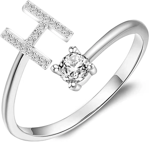 Dettaglio anello regolabile in argento lettera H con pavé di zirconi e cristallo a griffe