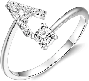 Anello aperto argento con lettera A in zircone e pietra solitaria tonda su fondo bianco