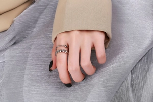 Detail eines minimalistischen silbernen Doppelschicht-Fidget-Rings mit Perlen am Finger