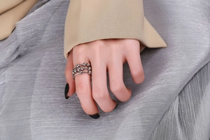 Nahaufnahme des dreilagigen silbernen Anti-Stress-Rings mit beweglichen Perlen für Damen