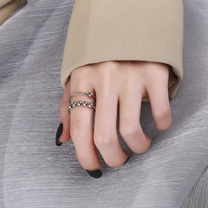 Zweilagiger verstellbarer Anti-Stress-Ring mit beweglichen Perlen an der Hand