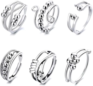 Detailansicht eines sechsteiligen Anti-Stress-Ring-Sets mit drehbaren Perlen in Silber