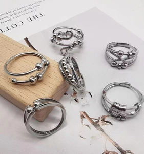 Nahaufnahme von S925 Sterling Silber Anti-Angst-Perlenringen mit drehbarem Design