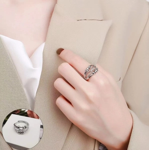 Detail eines silbernen Anti-Angst-Spinning-Rings mit beweglichen Perlen am Modell