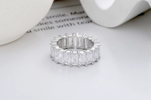 Vue macro d'une bague ouverte argentée avec des pierres de zircon rectangulaires