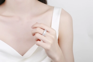 Détail d'une bague d'éternité argentée pour femme avec pierres étincelantes en taille baguette