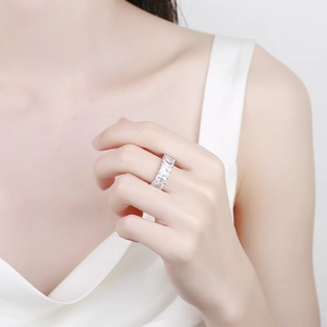 Bague d'éternité argentée élégante avec diamants taille baguette sur la main