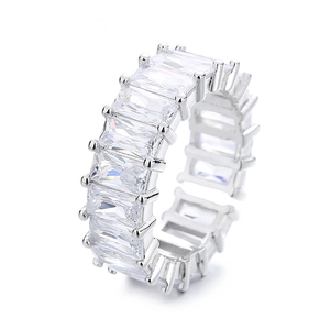 Bague éternité élégante en argent avec des oxydes de zirconium de taille baguette
