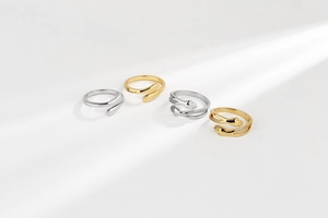 Detail von Umarmung-Ringen in Silber und Gold sowie minimalistischen Ringen mit Lichtschatten