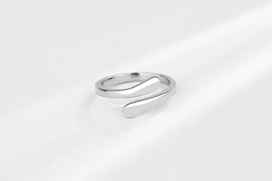 Detail eines silbernen Umarmungsrings mit poliertem Finish und minimalistischem Design