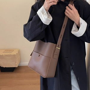 Braune Beuteltasche aus Leder mit Kieselmaserung und verstellbarem Gurt für den Alltag