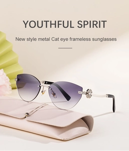Détail de lunettes de soleil œil de chat sans monture avec trèfle en strass sur la branche