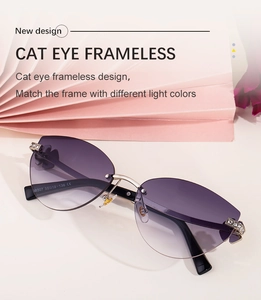 Détail de lunettes de soleil œil de chat sans monture avec charnière trèfle strass et verres violets