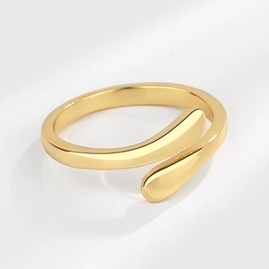 Minimalistischer goldener offener Umarmungsring mit glatten tropfenförmigen Enden