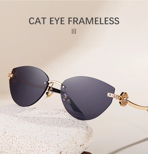 Vue détaillée de lunettes de soleil œil de chat sans monture avec branches dorées et strass