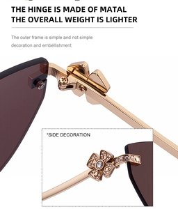Détail de la charnière en métal doré et du trèfle serti de strass sur les lunettes de soleil