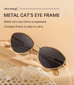 Dettaglio ravvicinato di occhiali da sole cat-eye in metallo dorato con lenti grigie