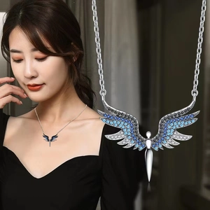 Collana con ali d'angelo da donna con cristalli blu sul modello e dettaglio ravvicinato