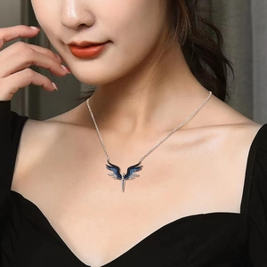 Elegante collana ad ali d'angelo con cristalli blu sfumati su una catena d'argento