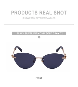 Détail de lunettes de soleil œil de chat sans monture avec branches dorées ornées de strass