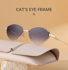 Dettaglio degli occhiali da sole cat-eye dorati con lenti sfumate e custodia in pelle