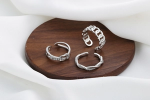 Dettagli del set di anelli regolabili in argento con catene e design a nodi intrecciati