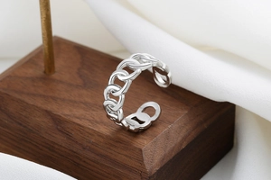 Dettaglio dell'anello a catena cubana argento con design a fascia aperta regolabile