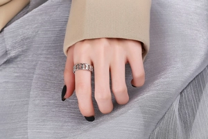 Anello a catena d'argento indossato dalla modella con smalto nero su sfondo strutturato