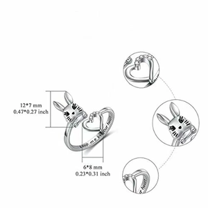 Detailsicht des verstellbaren Silber-Hasenrings mit Kristallherz und Innen-Gravur