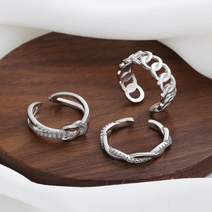 Set di tre anelli regolabili in argento con catena cubana e dettagli in zircone
