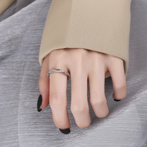 Elegante anello a corda intrecciata argento con zirconi per un look minimalista chic