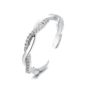 Anello intrecciato argento regolabile con pavé di zirconi in stile minimalista