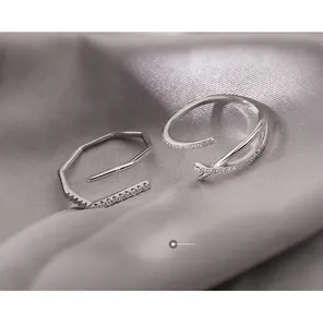 Detailopname van S925 zilveren geometrische ringen met schitterende zirkonia stenen