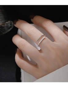 Detail van een minimalistische S925 zilveren dubbellaagse ring met fijne zirkoon