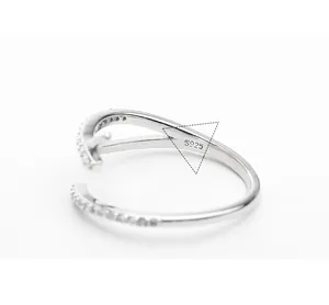 Detailopname van het S925 sterling zilveren keurmerk op een minimalistische kruisring